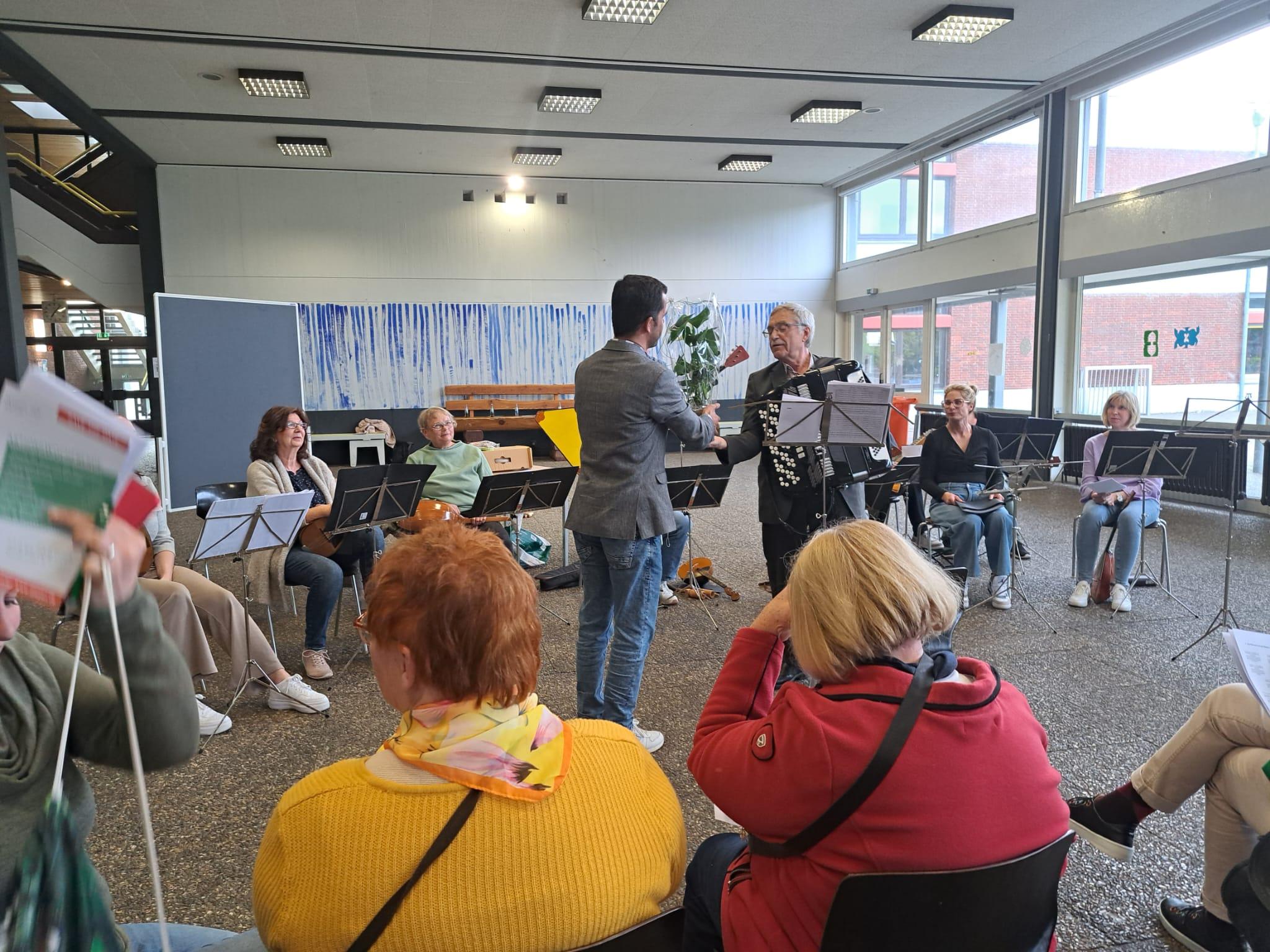 05 moqem omari und herr friedrich weigelleitungbalalaika ensembles der kreismusikschule vielfalt gestelten konferenz
