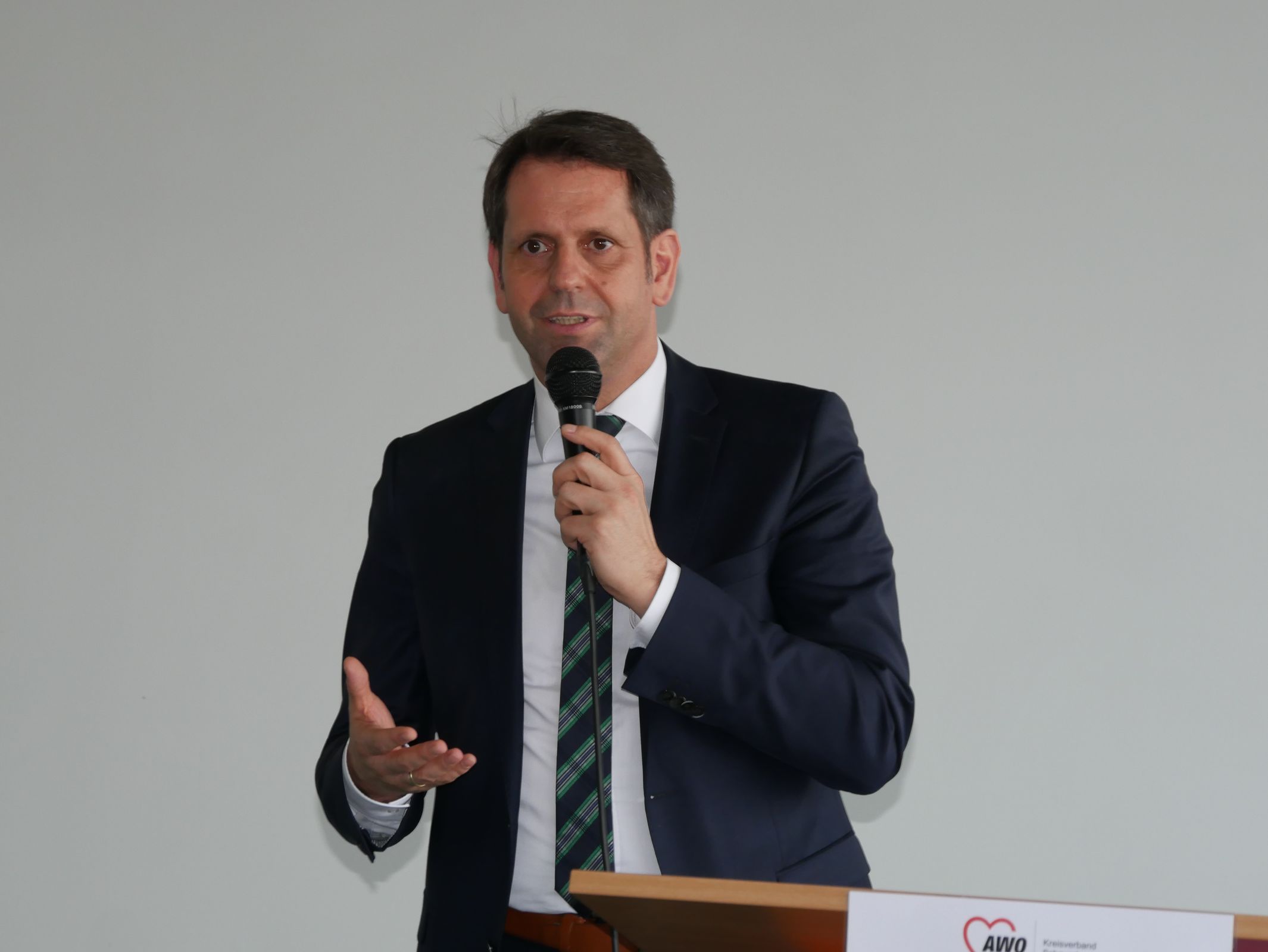 24 minister lies begruesst die gaeste