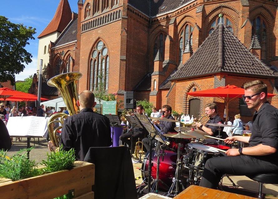 band vor der kirche