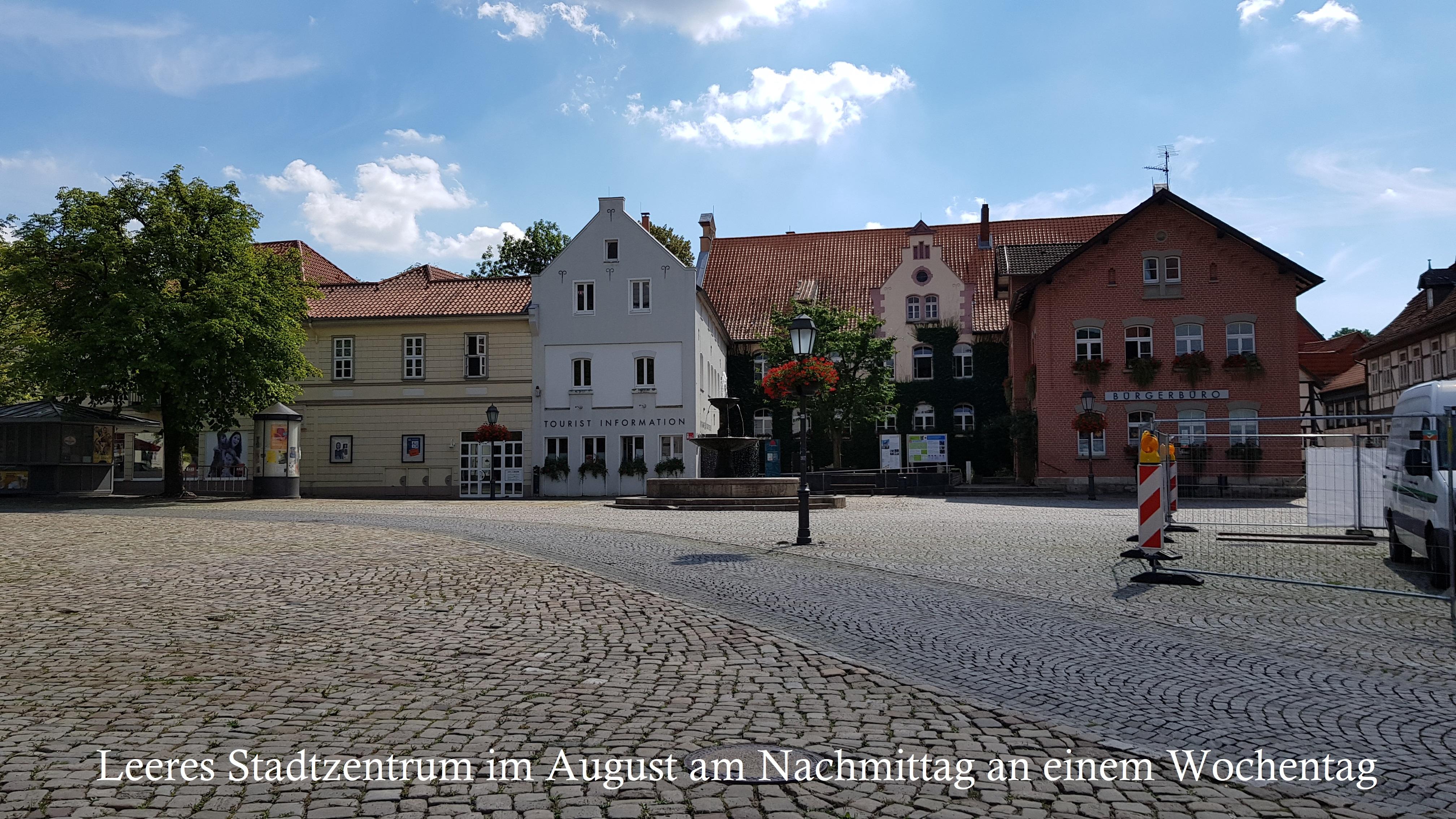 leeres stadtzentrum bei gutem wetter am nachmittag