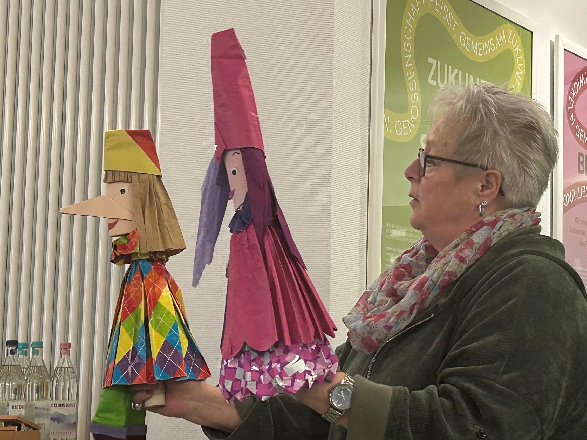 theaterschauspielerin trifft auf papiertheater