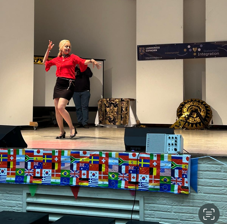 unsere gluecksbeauftragte tanzt