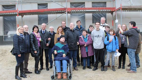 gruppenfoto richtfest friedensstrasse