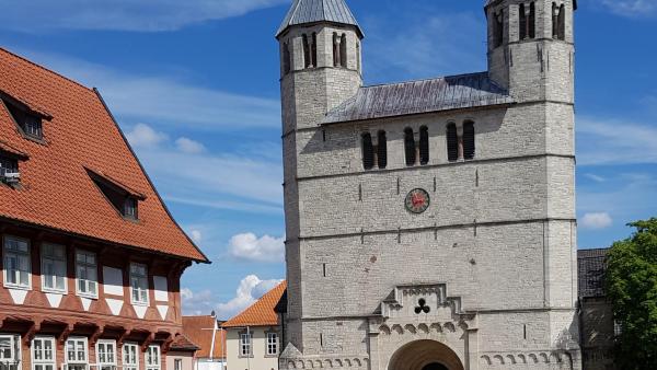 leerer dom vorplatz