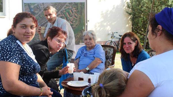 quartiersgespraech als start der aktivierenden bewohnerbefragung beim strassenfest kuckuck