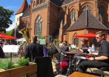 band vor der kirche