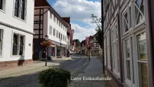 leere einkaufsstrasse gan