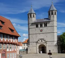 leerer dom vorplatz