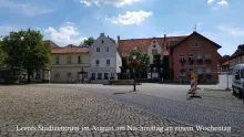 leeres stadtzentrum bei gutem wetter am nachmittag