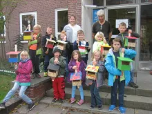 zz kinder mit nistkasten